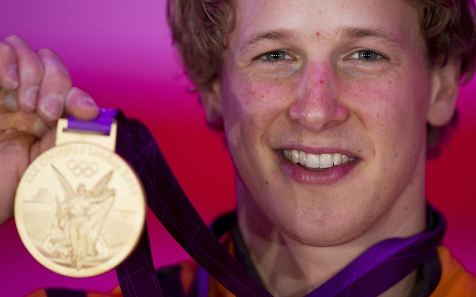 Epke Zonderland in 2012 met zijn gouden olympische medaille.