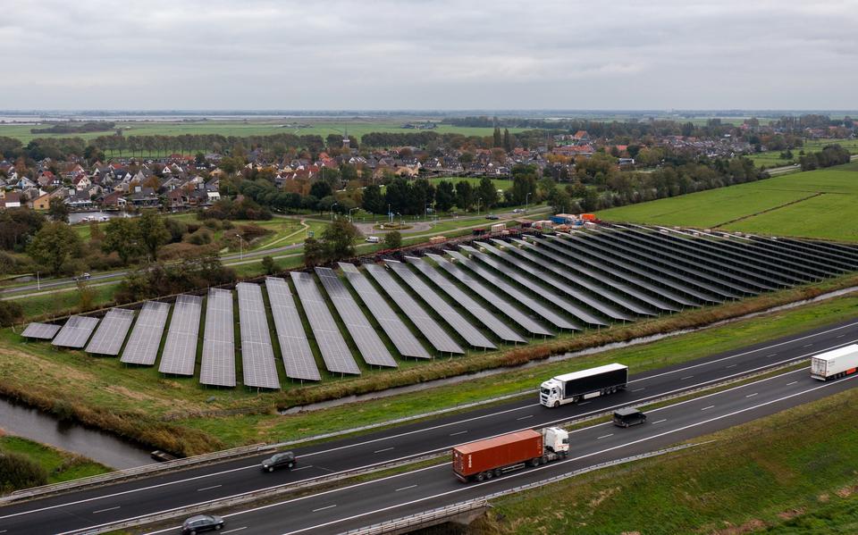 Het zonnepark van Powerfield bij Oppenhuizen. 