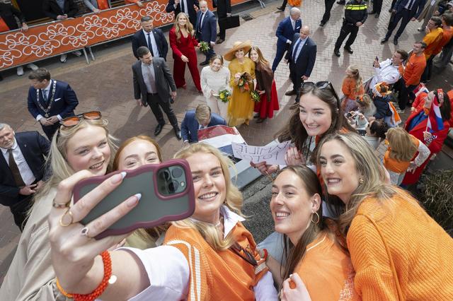 Nichtjes krijgen koninklijke selfie vanaf het dak. Brecht (20): ‘Ik moet bijna huilen’