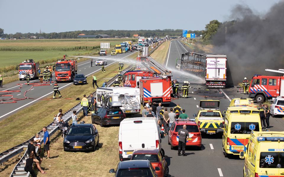 Hulpdiensten op de A6 na een ongeluk met twee vrachtwagens en een personenauto. De snelweg is tussen Joure en de afrit Sint-Nicolaasga afgesloten. 