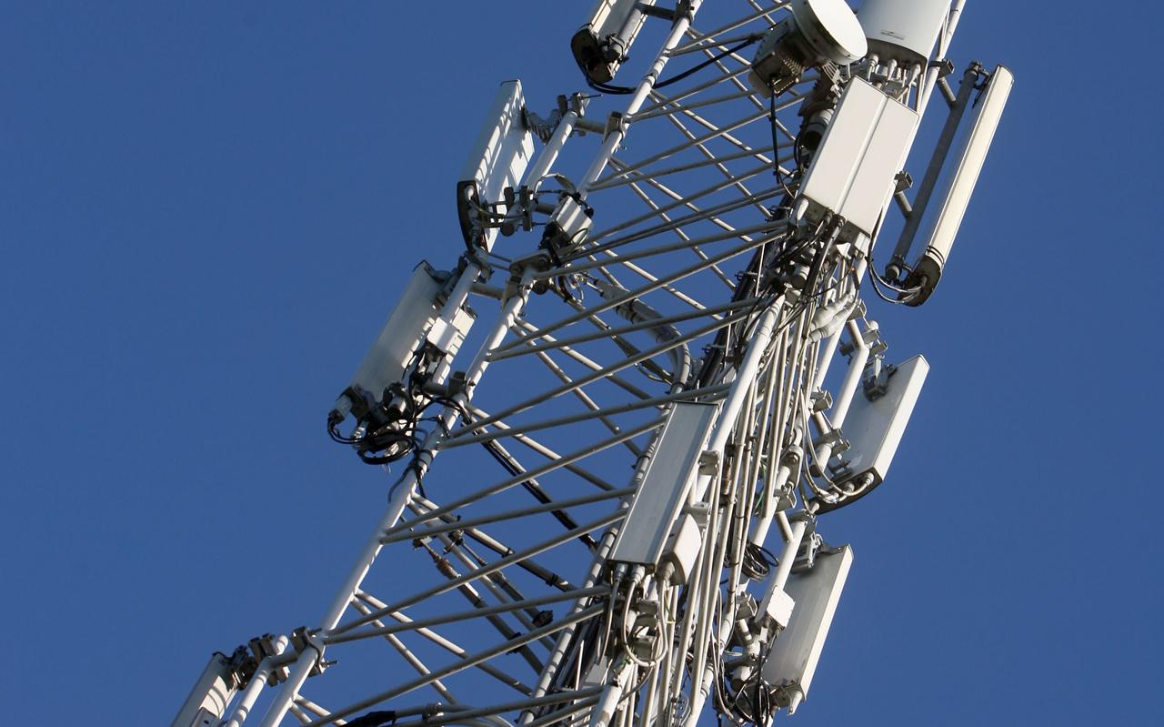 Een zendmast vol met antennes voor telecommunicatie en telefonie. Een zendmast vol met antennes voor telecommunicatie en telefonie.