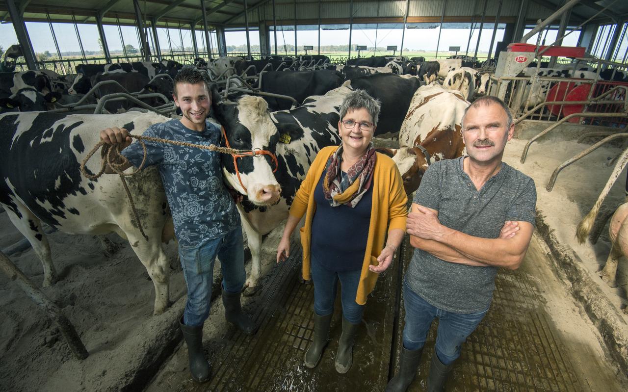 Jacco, Hillie, Mark en Coenraad (niet op de foto) van der Mark uit Feanwâlden hebben de meest productieve veestapel van Friesland. Jacco, Hillie, Mark en Coenraad (niet op de foto) van der Mark uit Feanwâlden hebben de meest productieve veestapel van Friesland.