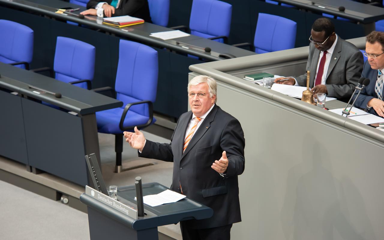 Kees de Vries achter het spreekgestoelte in de Reichstag - waar het Duitse parlement zitting houdt. Kees de Vries achter het spreekgestoelte in de Reichstag - waar het Duitse parlement zitting houdt.