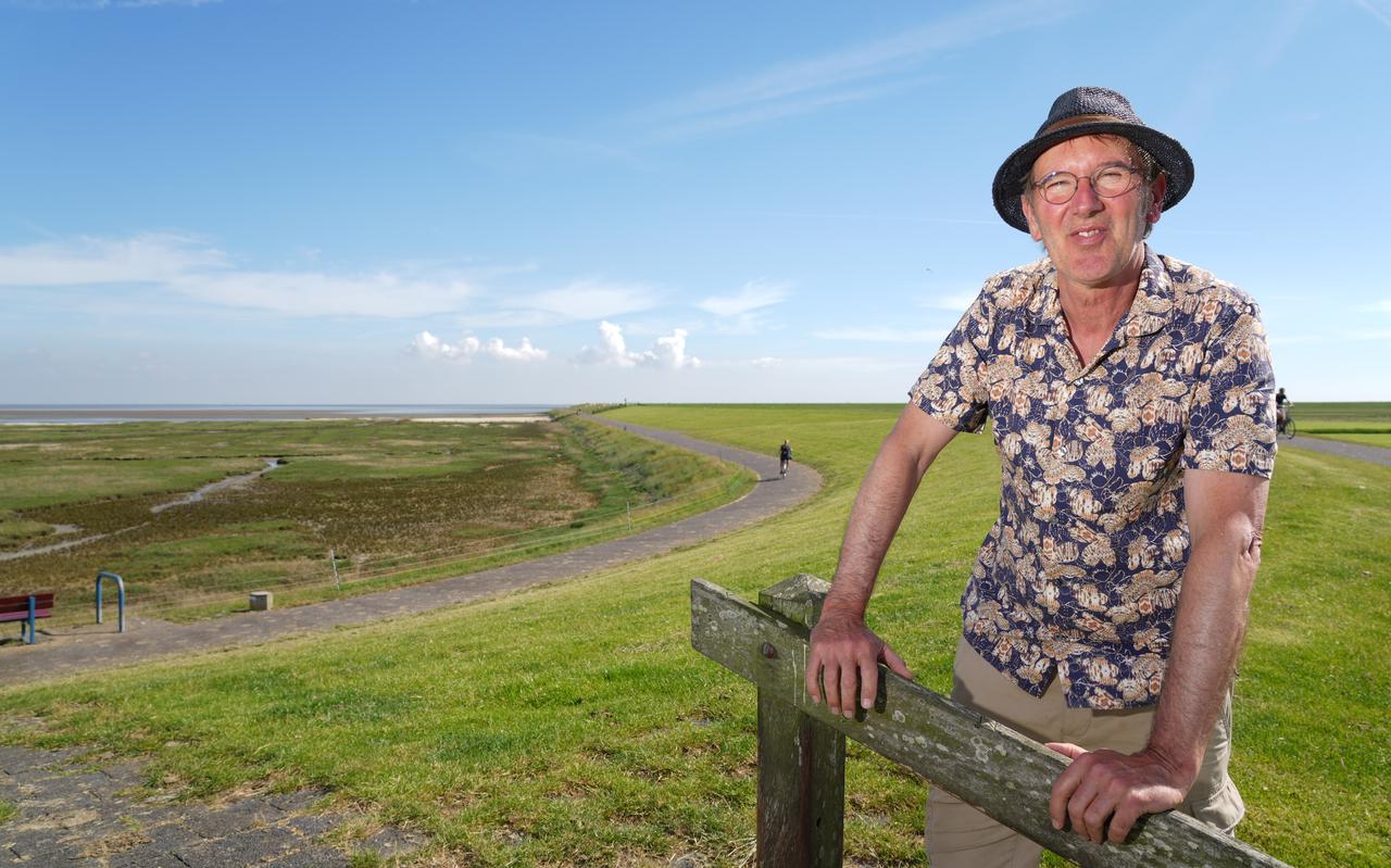 Kees Lesuis, artistiek leider van Oerol, op de Waddendijk bij Striep. Kees Lesuis, artistiek leider van Oerol, op de Waddendijk bij Striep.