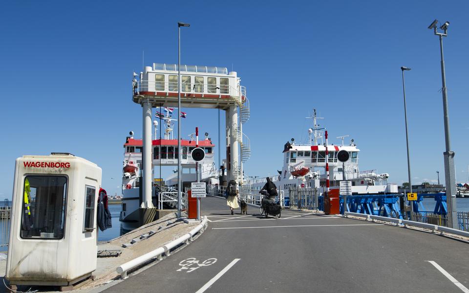 De veerboot Monnik in de veerhaven van  Lauwersoog.