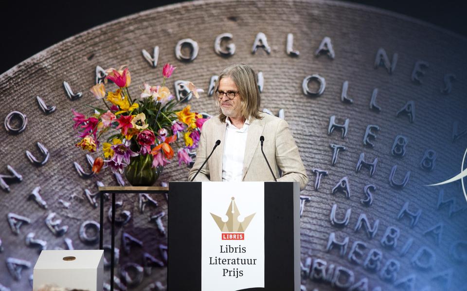 Rob van Essen tijdens de uitreiking van de Libris Literatuur Prijs.
