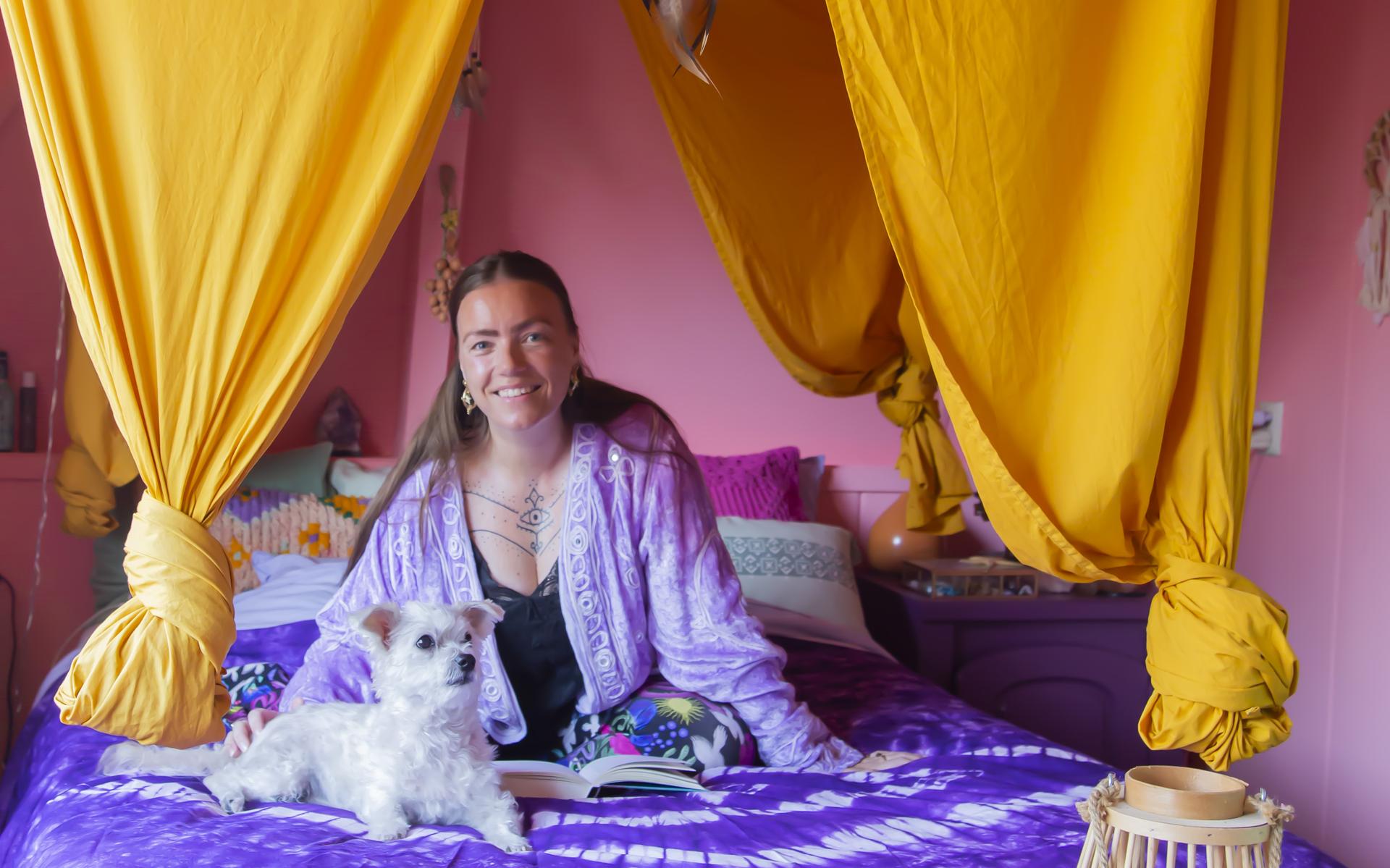 Binnenkijken in het kleurrijke en wereldse appartement van Ellen in