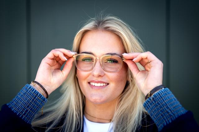 Sytske (19) uit Tijnje liep hersenletsel op, maar lééft weer dankzij een magische bril uit Amerika