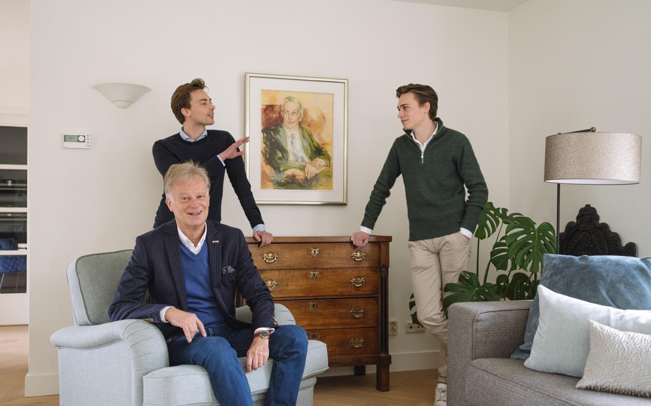 Zoon Thomas Steenkamp sr. en de kleinzonen Joris Steenkamp en Thomas Steenkamp jr. voor het portret van CDA-oprichter Piet Steenkamp. Zoon Thomas Steenkamp sr. en de kleinzonen Joris Steenkamp en Thomas Steenkamp jr. voor het portret van CDA-oprichter Piet Steenkamp.