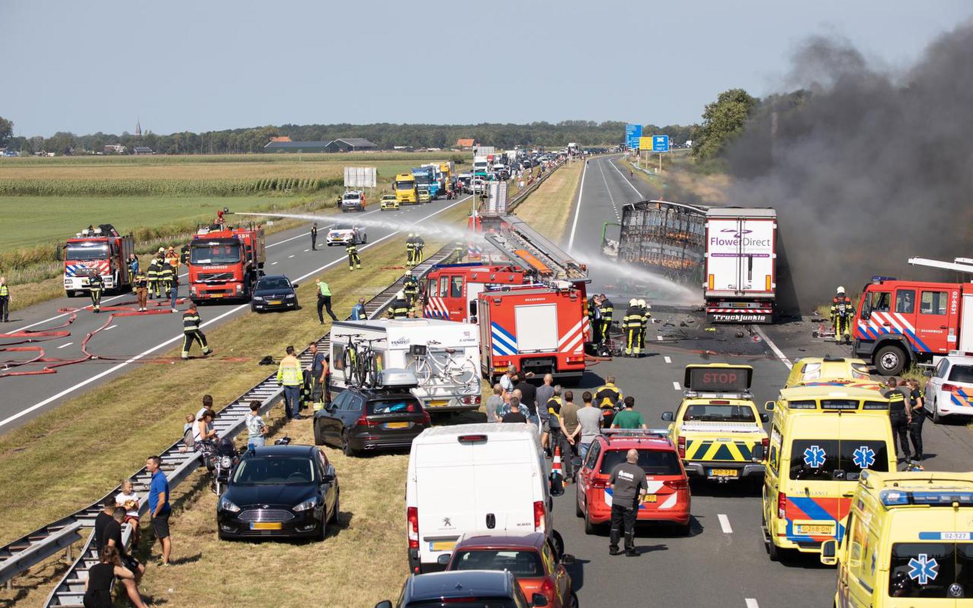 Hulpdiensten in actie op de A6 na het ongeval. 