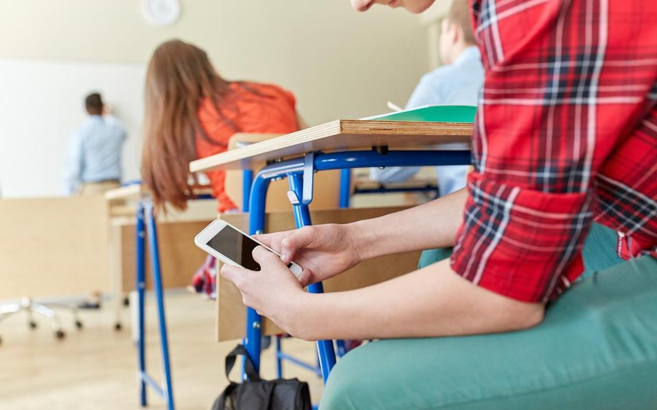 ‘Kan een telefoonverbod op school wel worden gehandhaafd?’ FOTO SHUTTERSTOCK