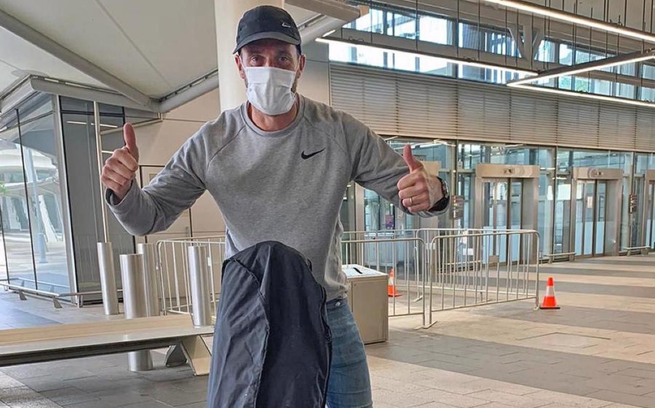 Oud-voetballer Gerald Sibon op de vrijwel lege luchthaven van Adelaide. Oud-voetballer Gerald Sibon op de vrijwel lege luchthaven van Adelaide.