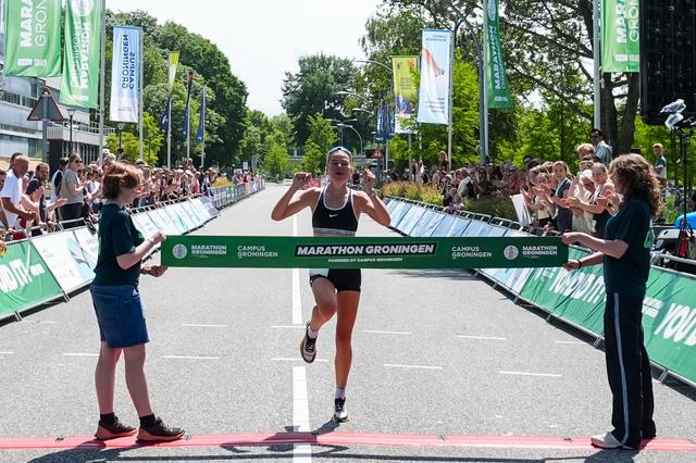 Hoe Silke van der Meijden (22) uit Ternaard ondanks haar hitteallergie toch de marathon van Groninge