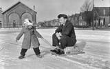 Metteke en haar vader Abe Lenstra in de sneeuw in de jaren vijftig.