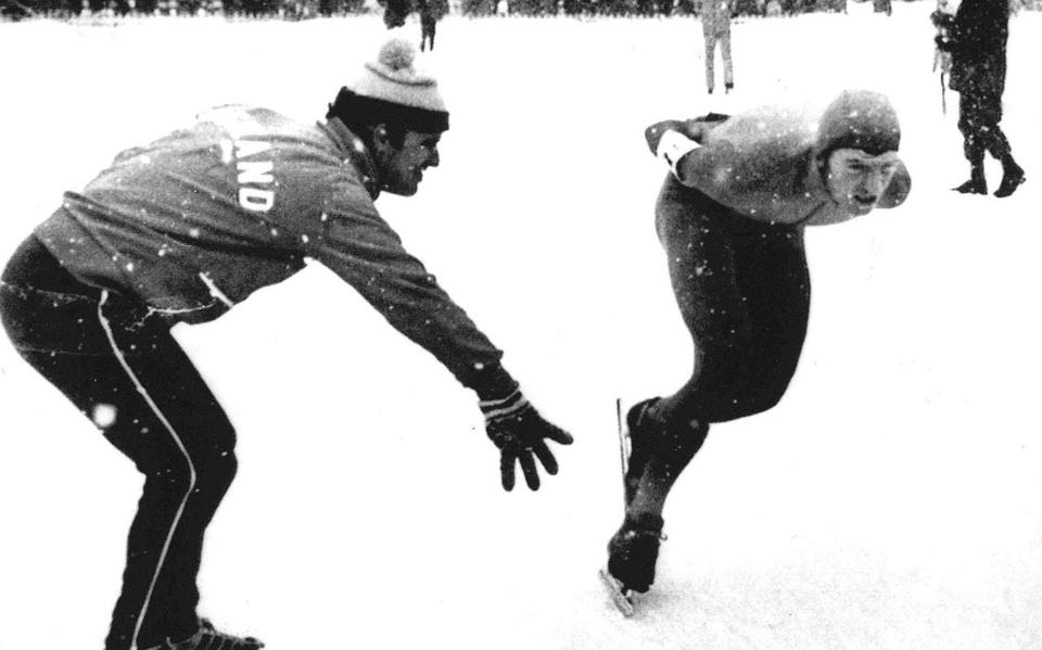 Leen Pfrommer coacht Piet Kleine Leen Pfrommer tijdens de 10.000 meter op de Olympische Spelen in Innsbruck (1976).