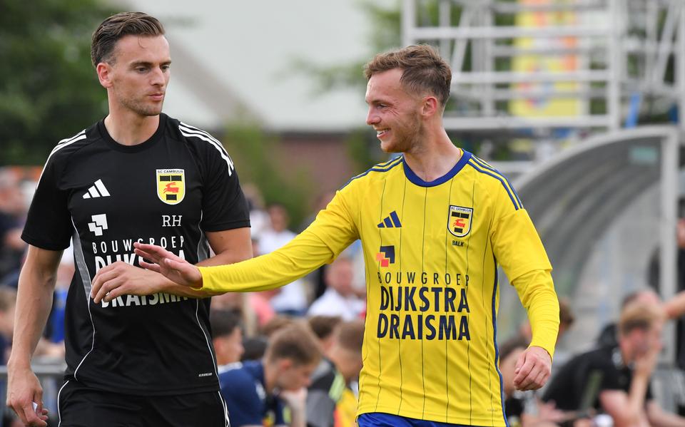 Remco Balk (r) staat voorlopig nog onder contract bij SC Cambuur, maar een zomerse transfer is niet uitgesloten. 