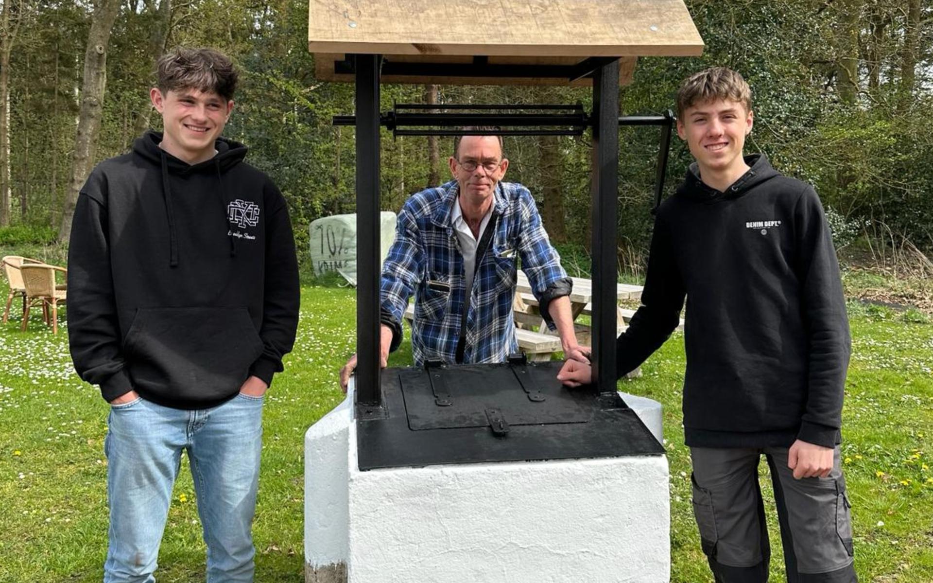 Leerlingen SG Eekeringe restaureren oude waterput van Hoeve de Werkhorst in Vledder