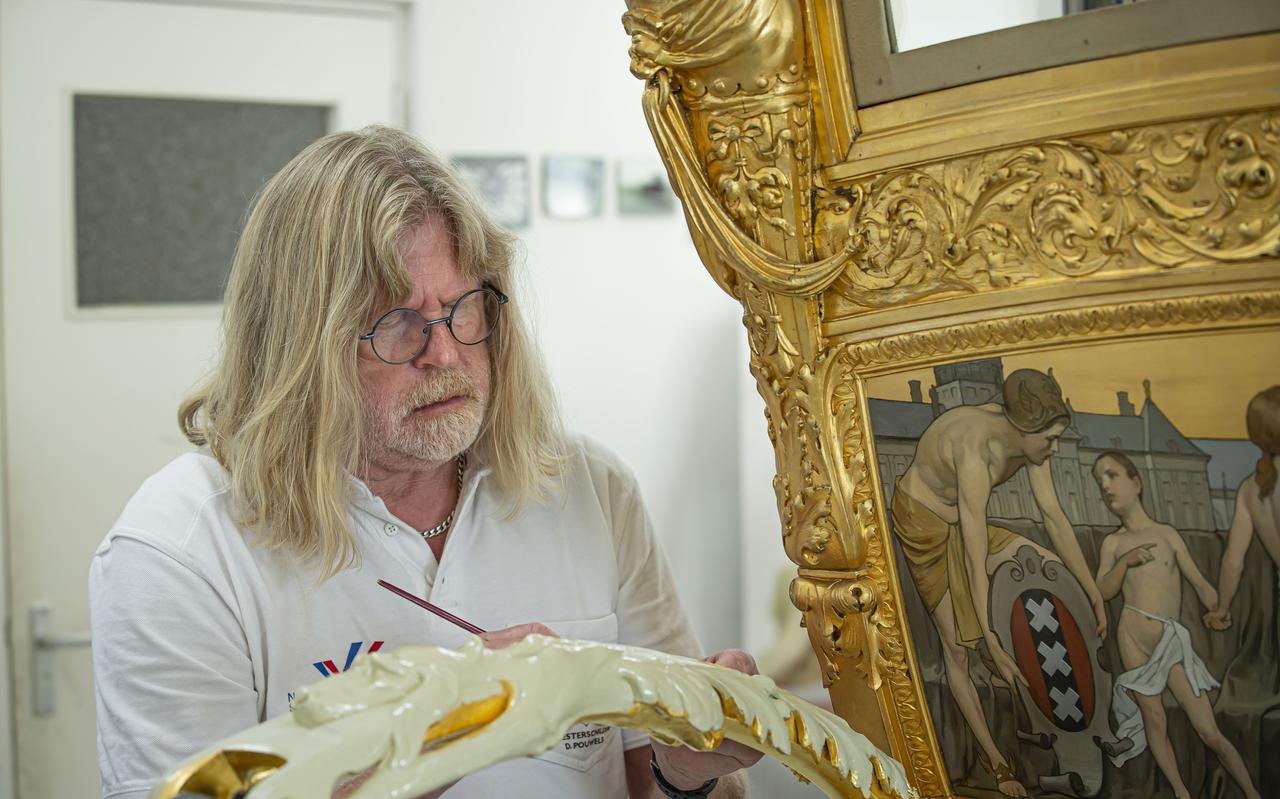 Meesterschilder Dick Pouwels uit Ossenzijl werkte drie jaar - af en aan - aan de Gouden Koets. Meesterschilder Dick Pouwels uit Ossenzijl werkte drie jaar - af en aan - aan de Gouden Koets.