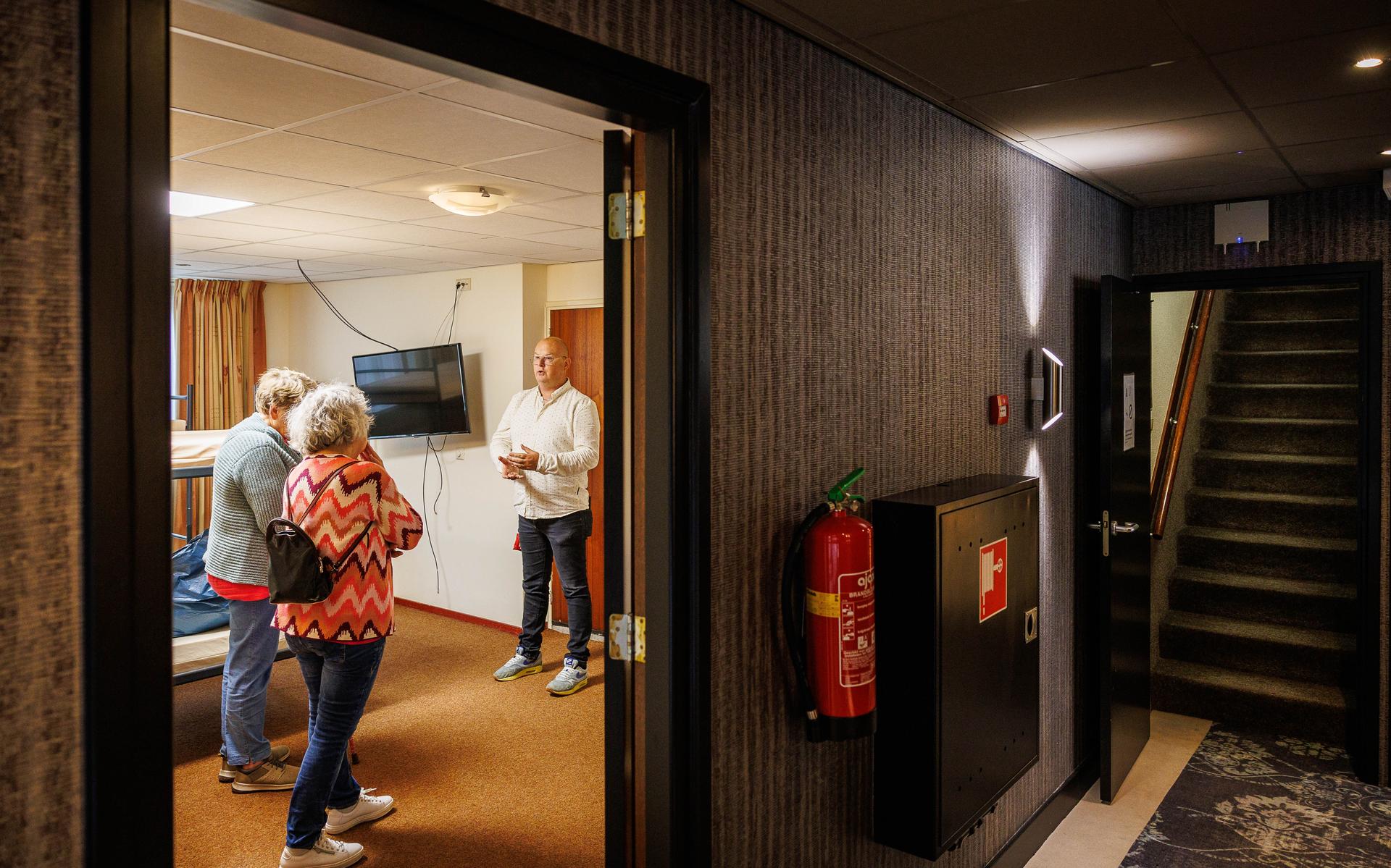 Veel belangstelling voor open azc-dag bij Hotel Brinkzicht in Vledder. ‘Interessant om eens binnen t