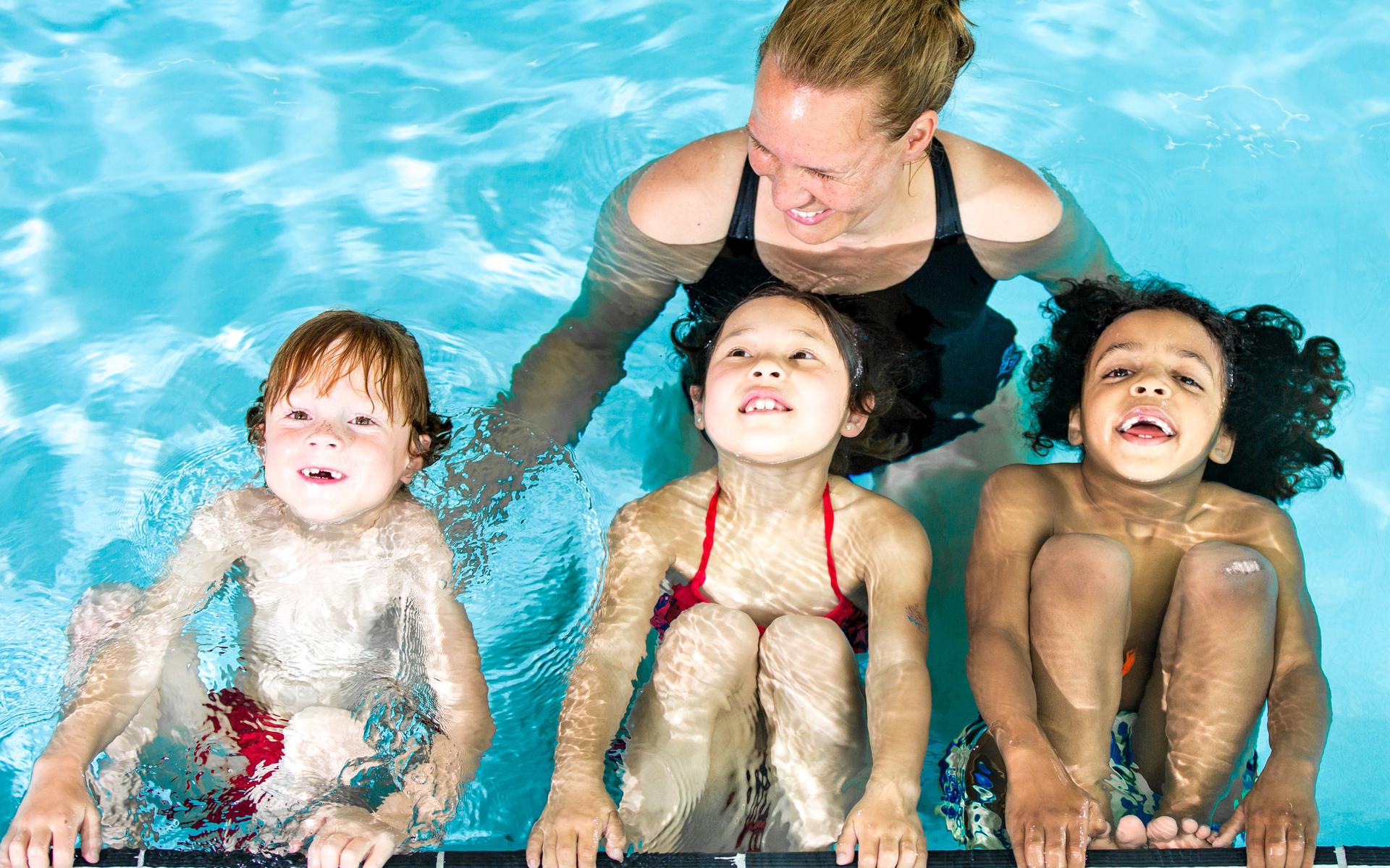 seks goud kennis Nieuwe lesmethode geeft zwembad de Dolfijn lucht: meer kinderen kunnen  leren zwemmen - Dagblad van het Noorden