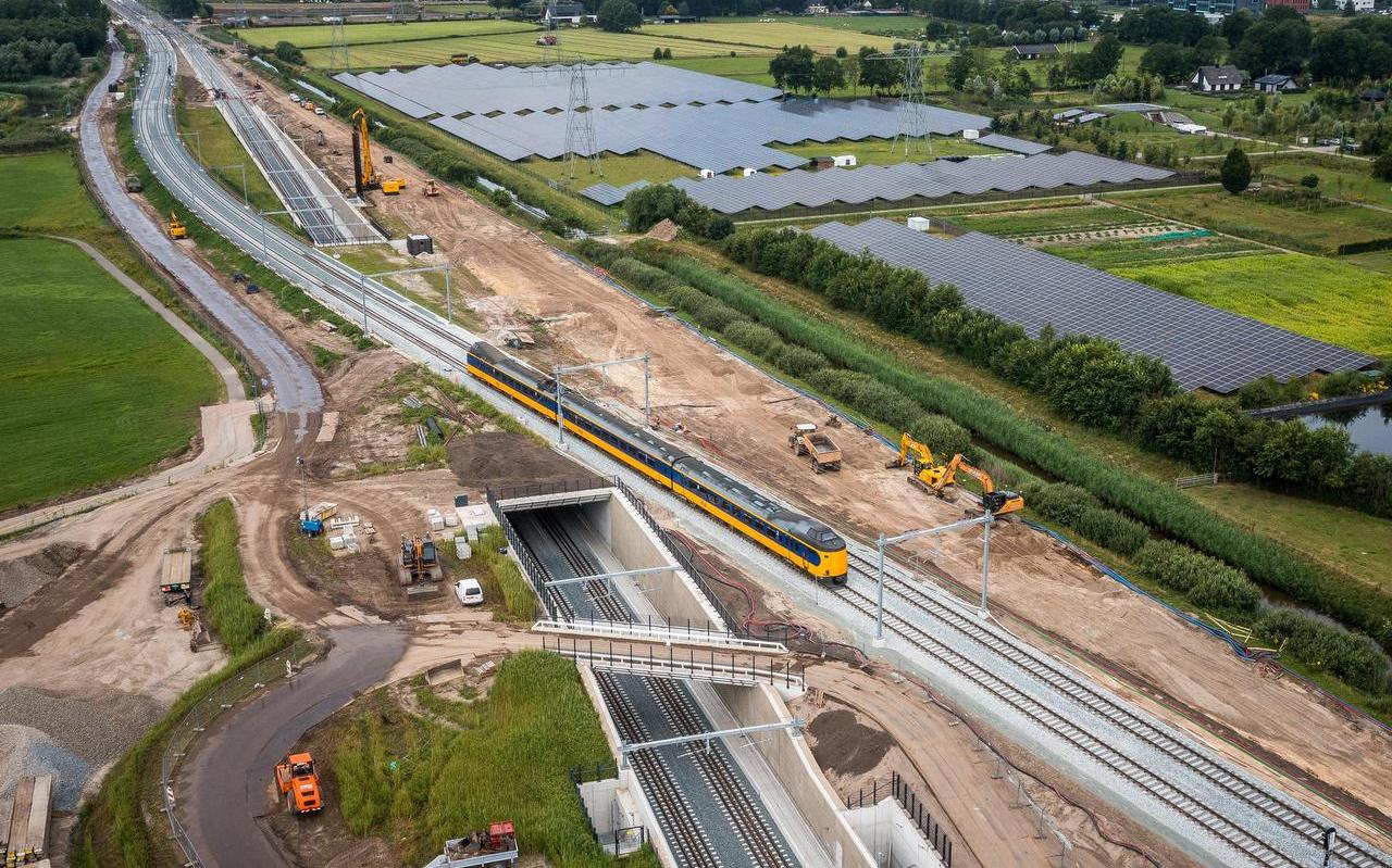 De trein van Zwolle richting Meppel bij Herfte. De trein van Zwolle richting Meppel bij Herfte.