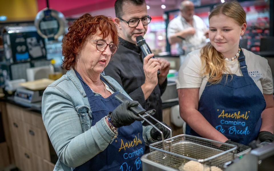 Cherita Meijer van Camping De Breede in Warffum doet mee met de eierbalwedstrijd. 