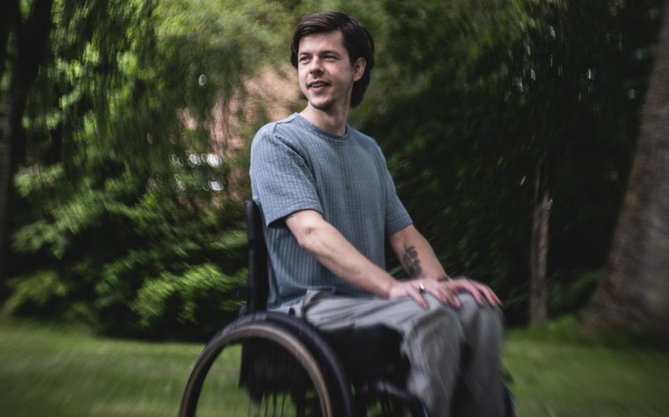 Voor Daniël is het leven los, spontaan. Totdat hij een jaar geleden uit een boom valt en een rugwervel breekt. 