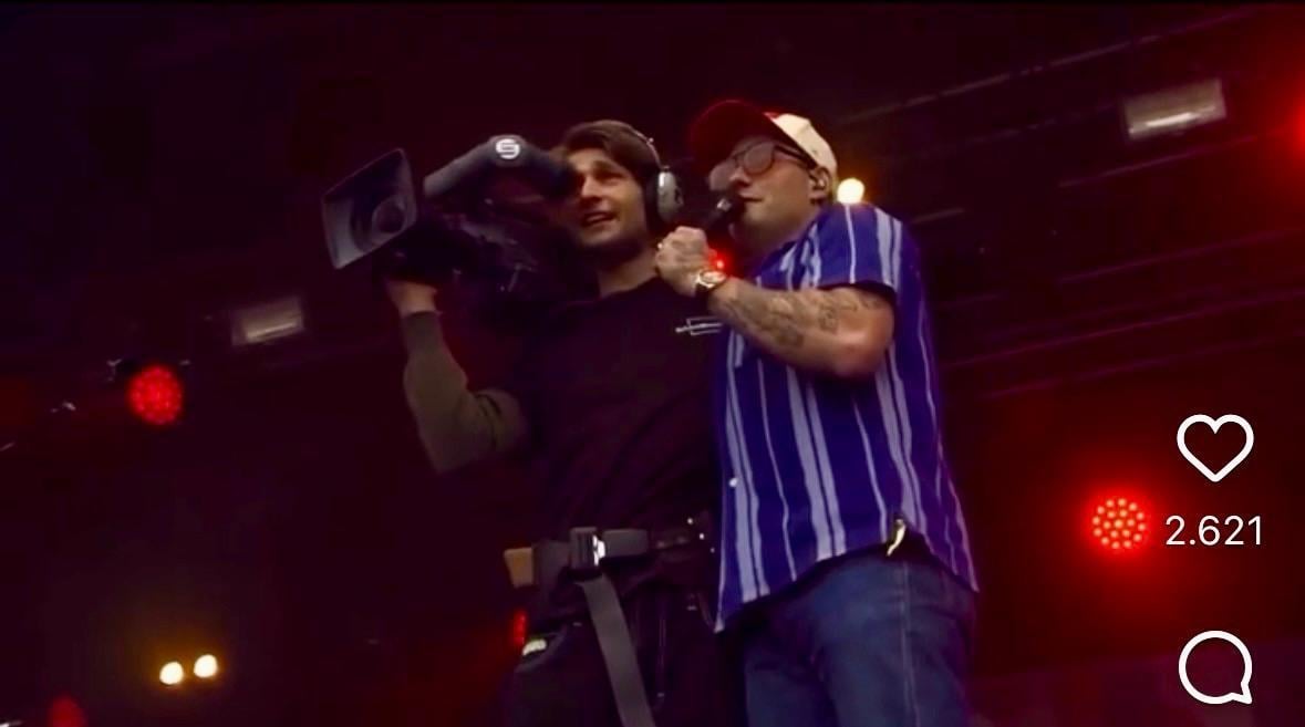 Video | Douwe Bob regelt live op het podium in Groningen een date voor de cameraman: ‘Wat een knappe