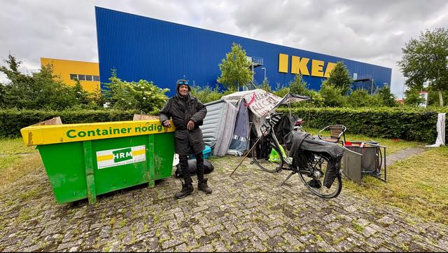 Ben (66) moet zijn tent naast de IKEA weghalen. ‘Ik red het niet meer. Ik heb hulp nodig’
