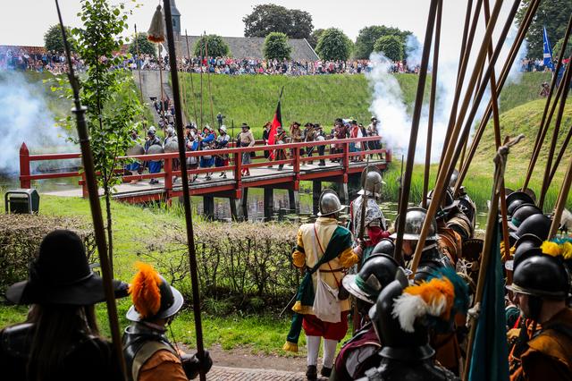 De kanonskogels vliegen je om de oren bij de Slag om Bourtange van 1640. ‘Alles hier ademt die tijd’