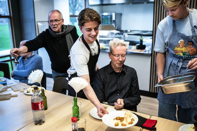 Studenten koken en eten samen met 50-plussers tegen eenzaamheid. ‘Oudere mannen worden vaak vergeten