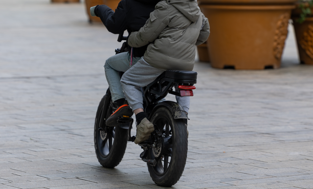 Jonge fatbikers schoppen Zoë (18) van haar fiets. ‘Mijn arm is gebroken en mijn vertrouwen geknakt’