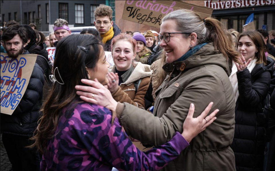 Susanne Täuber kreeg veel steun tijdens het protest. Foto van Jan Willem van Vliet.