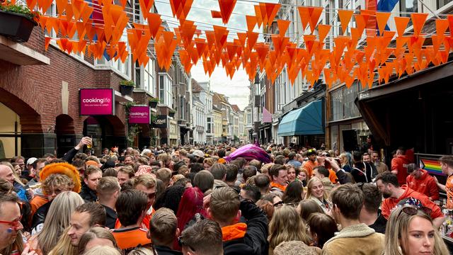 Een groot volksfeest: de binnenstad van Groningen floreert op Koningsdag